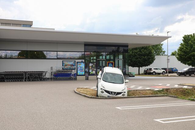 Die Bordsteinkante dürfte für den weißen SUV der Marke Nissan wohl zu tief gelegen haben. | Foto: laumat.at