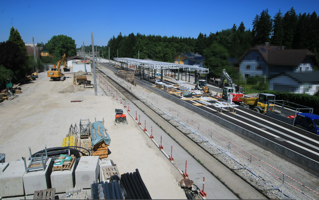 Der Neubau des Bahnhofs Bürmoos läuft auch in den Sommermonaten wieder auf Hochtouren.

 | Foto: Salzburg AG