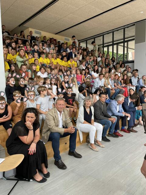 Volles Haus in der Volksschule Pörtschach, im neuen Bildungszentrum. Gefeiert wurde im neu zugebauten Atrio des Gebäudes. 
