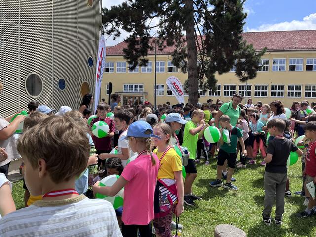 Die Kinder erhielten einen Wasserball der von Kurt Pobaschnig organisiert wurde. | Foto: VS Wolfsberg