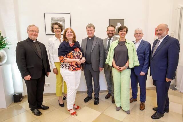 Bischof Manfred Scheuer mit Generalvikar Severin Lederhilger und Mitgliedern der Diözesanen Leitungskonferenz: V. l.: Generalvikar Severin Lederhilger, Christine Haiden (Präsidentin des OÖ. Presseclubs), Edeltraud Addy-Papelitzky (Bereich 6 „Personal &amp; Qualitätssicherung“), Bischof Manfred Scheuer, Daniel Neuböck (Bereich 2 „Seelsorge &amp; Liturgie“), Monika Heilmann (Bereich 1 „Pfarre &amp; Gemeinschaft“), Franz Kehrer (Bereich 3 „Soziales &amp; Caritas“) und Reinhold Prinz (Bereich 7 „Finanzen &amp; Verwaltung“). | Foto: Diözese Linz/Hermann Wakolbinger