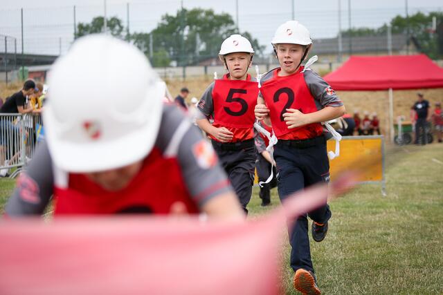 Bei dem Jugendfeuerwehr-Leistungsbewerb in Edt wurden in Summe 228 Abzeichnen in zufriedene, stolze Kinderhände übergeben. | Foto: O. Deutsch, BFKDO