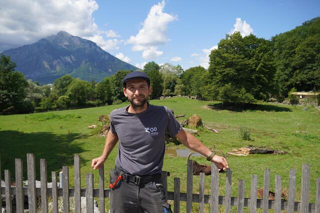 Tierpfleger Andreas Gfrerer vor der Savannenanlage im Zoo Salzburg. | Foto: Emanuel Hasenauer
