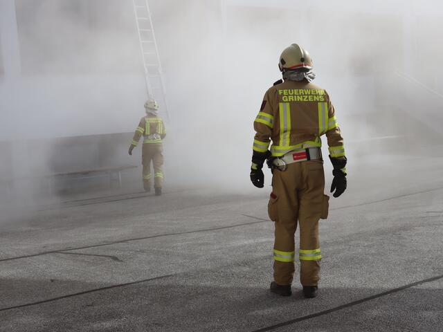 Durch den Rauch sah die Feuerwehrübung aus wie im Film.  | Foto: Alicia Martin Gomez 