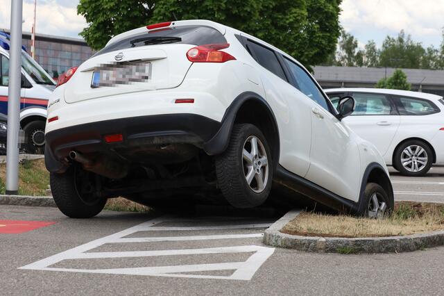 Die Bordsteinkante dürfte für den weißen SUV der Marke Nissan wohl zu tief gelegen haben. | Foto: laumat.at