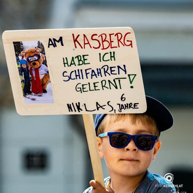 Die Enttäuschung im Almtal ist groß, erst kürzlich wurden 30.000 Unterschriften für den Erhalt des Skigebietes in Linz übergeben. | Foto: FOTOKERSCHI.AT/KERSCHBAUMMAYR