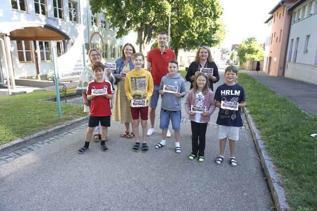 Thomas Vasku (mitte) übergab den Schuldirektorinnen Karin Sperl, Silvia Guckler und Petra Matejschek den Ferienpass | Foto: Marktgemeinde Loosdorf