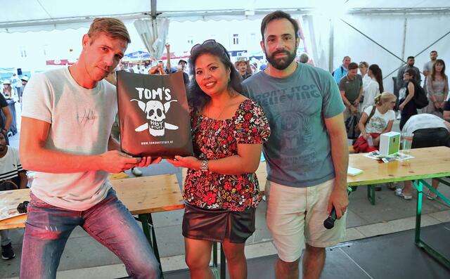 Gratulation den Gewinnern beim "Schärfecontest":
Herr Alex Trampitsch (links) und Frau Rounadelle Ching - beide aus Klagenfurt.
Mit Moderator ...