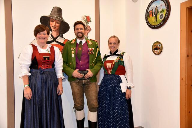 Landes-Kommandant Major Thomas Saurer, flankiert von der ersten Vieltelmarkedenterin Marlene Haider (li.) und ihrer aktuellen Nachfolgerin Nicole Kapferer. | Foto: privat