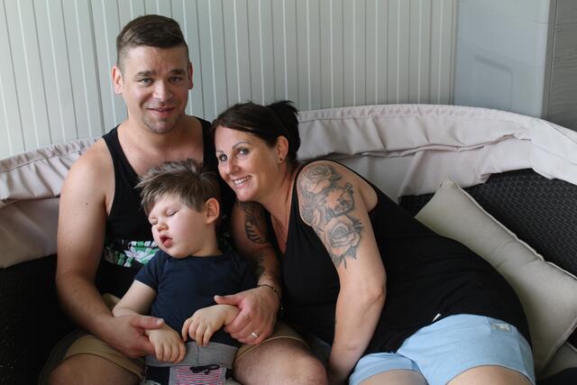 Papa Patrick und Mama Tina erzählen der BezirksRundSchau die Geschichte ihres Sohnes Jonas. | Foto: BRS