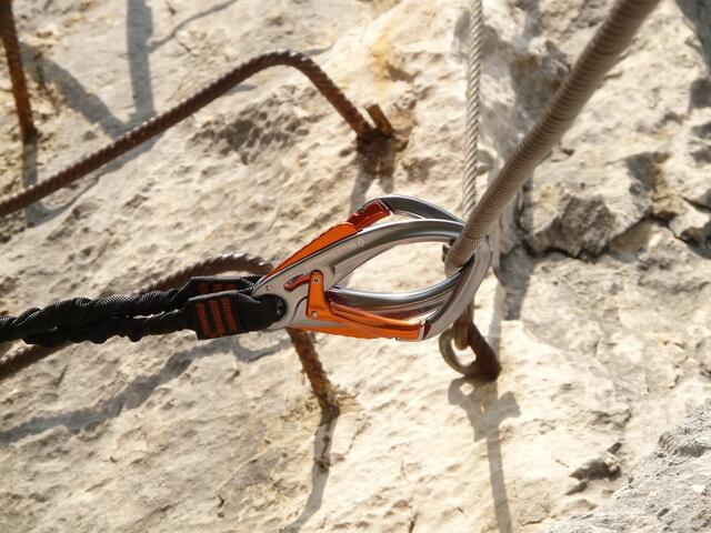 Zur Ausrüstung gehört neben Helm und festem Schuhwerk natürlich auch ein geprüftes Klettersteigset. | Foto: Pixabay/Hans (Symbolbild)