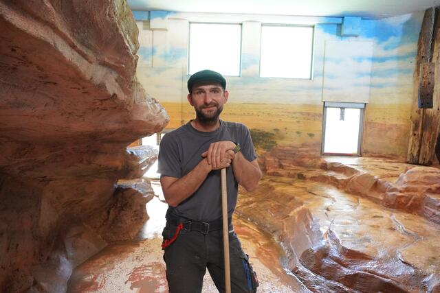 Revierleiter und Tierplfeger Andreas Gfrerer führte durch den Salzburger Zoo. Hier steht er im leeren Löwengehege. | Foto: Emanuel Hasenauer