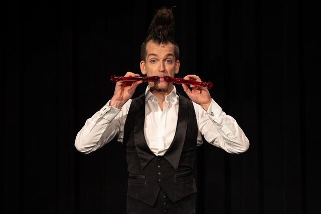 Faszinierend: Eine Flöte ist Gabor Vosteen nicht genug | Foto: Klara Tischler