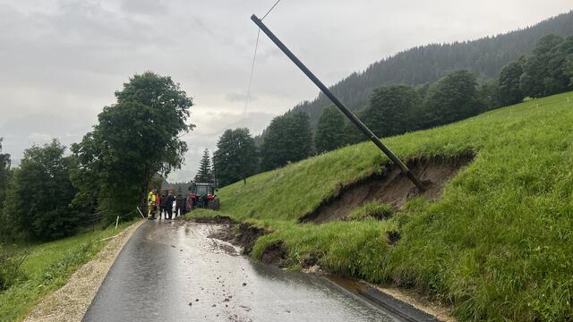 Ein Erdrutsch im Bereich Lasaberg hatte am 5. Juli 2023 eine Zufahrtsstraße verlegt und einen Telefonmast in eine gefährliche Schräglage gebracht. | Foto: Freiwillige Feuerwehr Tamsweg