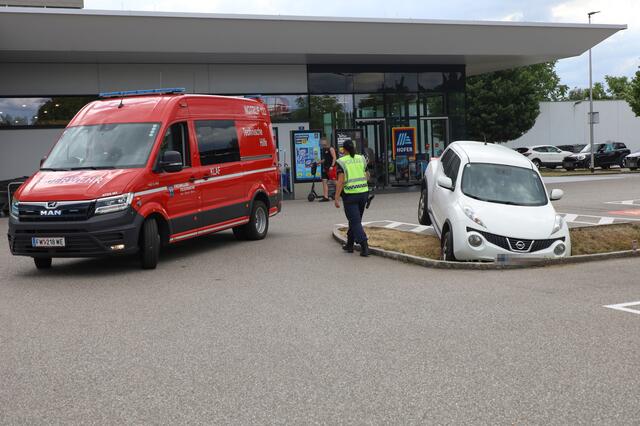 Die Bordsteinkante dürfte für den weißen SUV der Marke Nissan wohl zu tief gelegen haben. | Foto: laumat.at