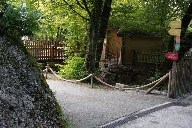 Ein Schild zeigt in Richtung des riesigen Afrika-Bereichs des Salzburger Zoo. | Foto: Emanuel Hasenauer