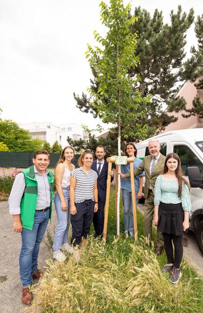 Grünraum-Leiter Florian Fux, Rosa, Professorin Theresa Kindlmayr, Direktor Martin Seitz, Yannick, Bürgermeister Klaus Schneeberger und Ada bei einem ihrer Patenbäume. | Foto: Stadt Wiener Neustadt/Weller