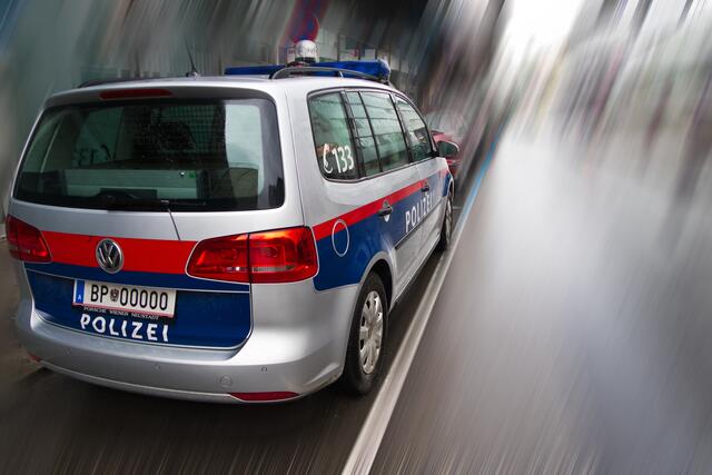 Alkolenker prallte gegen mehrere Bäume und flüchtete. Die Polizei konnte ihn erwischen- (Symbolfoto) | Foto: stock.adobe.com/at/ B. Plank/ imBILDE.at