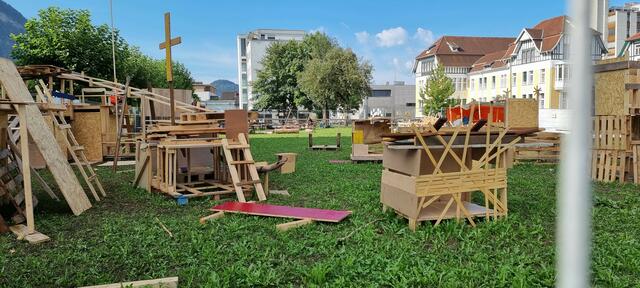 Die Kinderbaustelle in Hohenems ist bis Ende August in Betrieb, Spender von Material (Holz) oder Werkzeug sind willkommen. Infos: gemeinwesen@hohenems.at | Foto: Stadt Hohenems