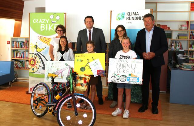 Michaela Hairer (Direktorin VS Silz), Marta Decristoforo, Landesrat und Klimabündnis-Obmann René Zumtobel, Isabella Gritsch, Kristina Bogner (Klimabündnis Tirol), Anna Klotz, Bürgermeister Helmut Dablander (Gemeinde Silz) | Foto: Klimabündnis Tirol