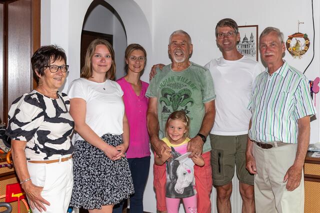  Christine Armberger,  Enkelin Lena, Schwiegertochter Verena, Erich Mayer, Enkelin Lisa-Marie, Sohn Siegfried und Franz Schelm (v.l.) | Foto: PV Groß Siegharts
