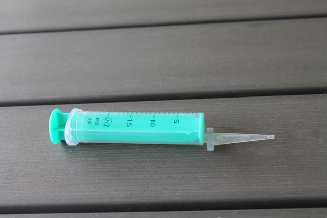 Durch diese Spritze erhält Jonas Flüssigkeit. Ansonsten würde er daran ersticken. | Foto: BRS