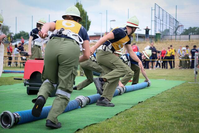 Bei dem Jugendfeuerwehr-Leistungsbewerb in Edt wurden in Summe 228 Abzeichnen in zufriedene, stolze Kinderhände übergeben. | Foto: O. Deutsch, BFKDO