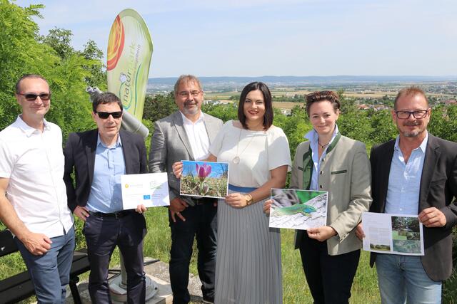 Draßburgs Bürgermeister Ing. Christoph Haider, Franz Handler, Geschäftsführer Verband der Naturparke Österreichs (VNÖ), DI Thomas Böhm, MBA, Obmann der ARGE Nationalparke, Landeshauptmann-Stellvertreterin Mag.a Astrid Eisenkopf, Mag.a Marlene Hrabanek-Bunyai, Bakk.techn., MA, Geschäftsführerin des Naturparks Rosalia-Kogelberg, und Loipersbachs Bürgermeister Rainer Schneeberger. | Foto: Bgld. Landesmedienservice