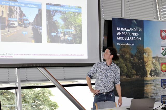 Asphaltflächen heizen sich im Sommer besonders stark auf, gezielte Maßnahmen wie etwa eine Begrünung können die Oberflächentemperaturen an heißen Sommertagen senken, erklärt Michael Brenner-Fließer von Joanneum Research.   | Foto: RegionalMedien Steiermark