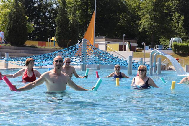 Andreas Riedl und die Teilnehmer:innen des Aquapower im Apumare Attnang-Puchheim.  | Foto: Silvia Viessmann