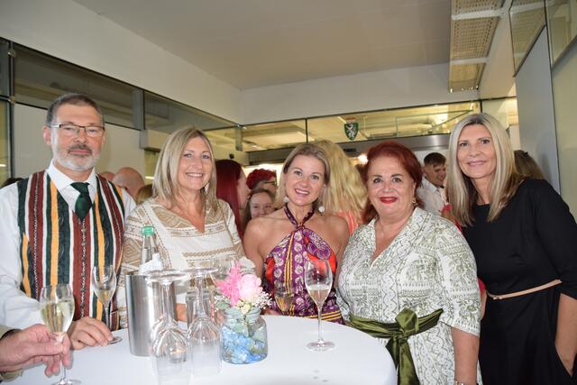 Seit insgesamt über 100 Jahren im Dienste der Gesundheit: Klaus Zwickler, Gerda Warolly, Christiane Hubner, Christa Trauner und Gabriele Pirs.