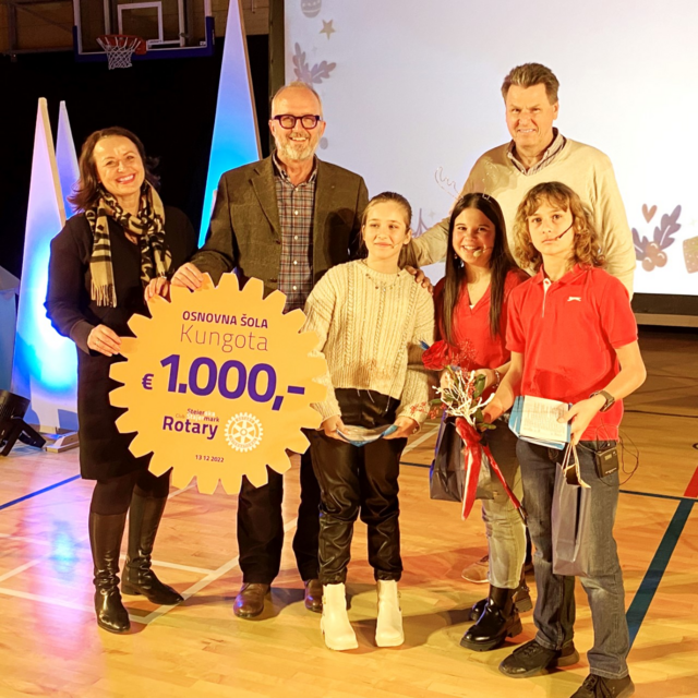 Weihnachtsfeier im Dezember 2022 (v.l.): Honorarkonsulin für Slowenien Helga Rudorfer, Rotary Präsident Jure Legvart, Rotarier Volkmar Pötsch und das junge Moderatorenteam der Grundschule Kungota. | Foto: Grundschule Kungota