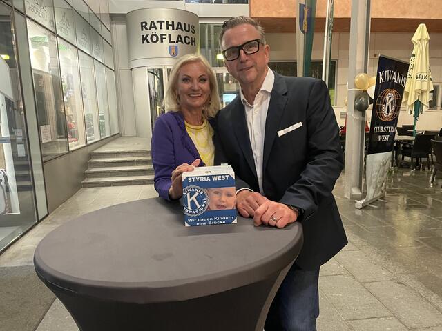 Bürgermeister Helmut Linhart und Riki Vogl freuten sich über 460 Euro für den Kiwanisclub Styria West. | Foto: Almer