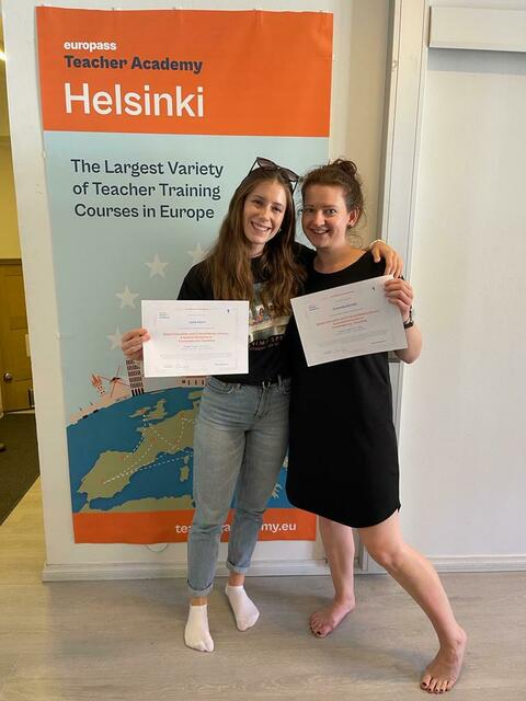 Die zwei jungen Lehrerinnen Julia Hierl (l.) und Cornelia Eicher (r.) aus der HAK Deutschlandsberg waren gemeinsam in Helsinki. | Foto: Eicher, Hierl