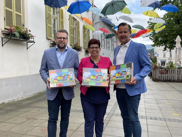 Bunte Knete unter bunten Schirmen vor dem Lerchhaus in Eibiswald: SPÖ Klubobmann Hannes Schwarz, LAbg. Bernadette Kerschler und LAbg. Bgm. Andreas Thürschweller. | Foto: Veronik