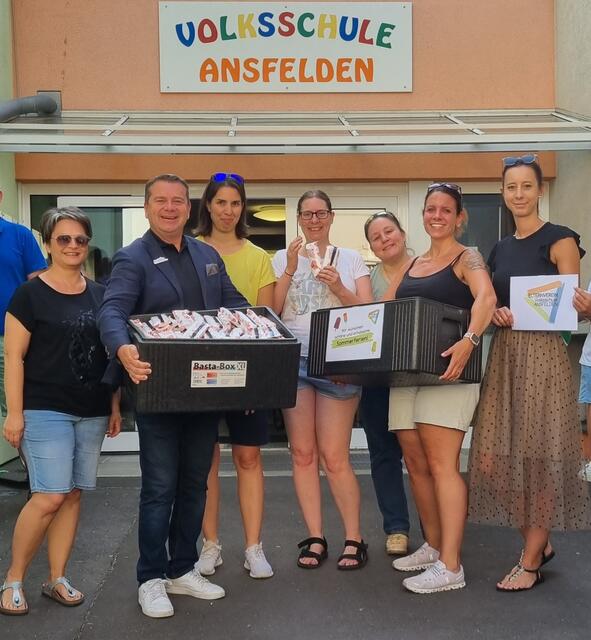 Eisverteilaktion in der Volksschule Ansfelden. | Foto: Stadtgemeinde Ansfelden