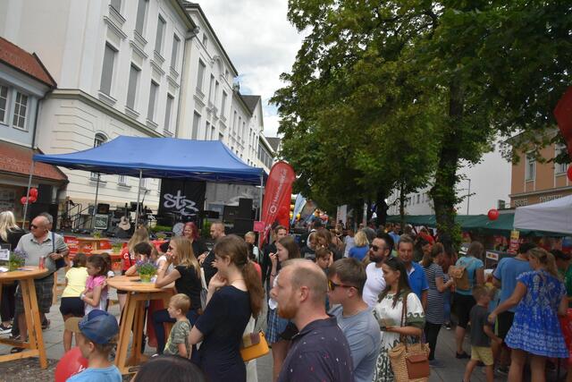 Hunderte Besucherinnen und Besucher feierten gemeinsam mit der Stadt Weiz und der Woche Weiz das 50-Jahr-Jubiläum der Einkaufsstadt. | Foto: Gerald Dreisiebner