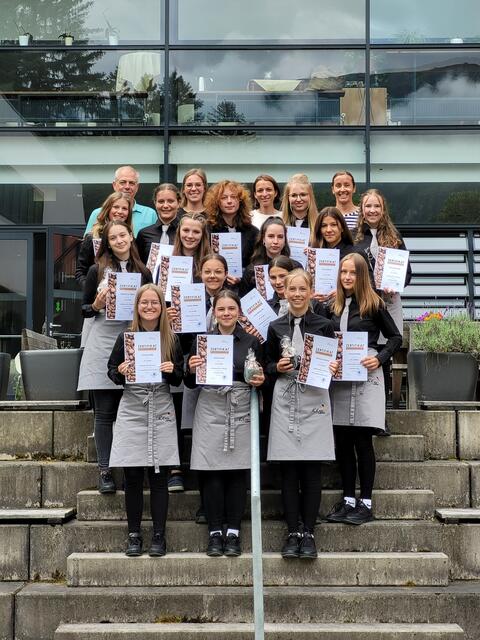 Die frisch gebackenen Kaffeekennerinnen der HLW Lienz mit  Direktor Gerald Kolbitsch, Fachvorstand Julia Warscher und den Klassenvorständinnen Verena Holzer und Melanie Told (h.v.l.) | Foto: HLW Lienz