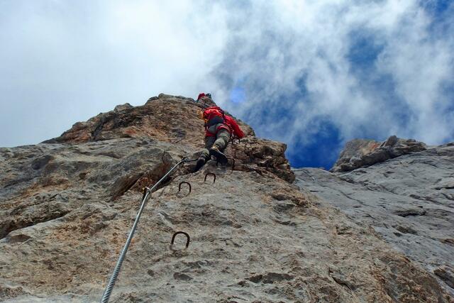 Tirol hat eine enorme Auswahl an Klettersteigen. Darunter finden sich viele für Klettersteig-Neulinge.  | Foto: unsplash/Maja Kochanowska (Symbolbild)