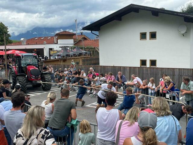 Die Tulfer Bauern (3.Platz und Vorjahressieger) beim Ziehen des Traktors. Im Finale mit einem Gewicht von 5340 kg. | Foto: Jungbauern/Landjugend Rinn