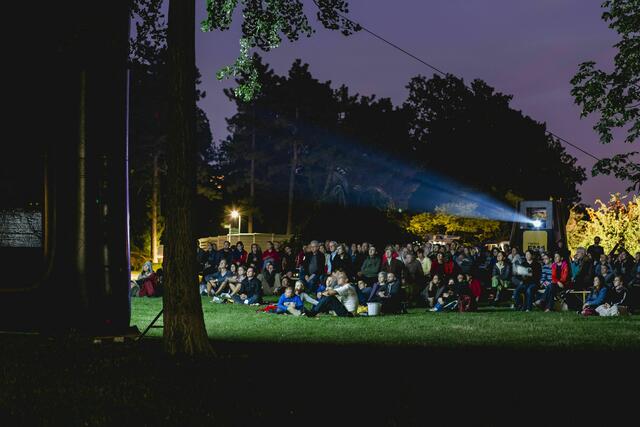 Das VOLXkino verwandelt verschiedenste Orte in den Wiener Bezirken zu Schauplätzen für Kinovorstellungen.  | Foto: Marc Greber 