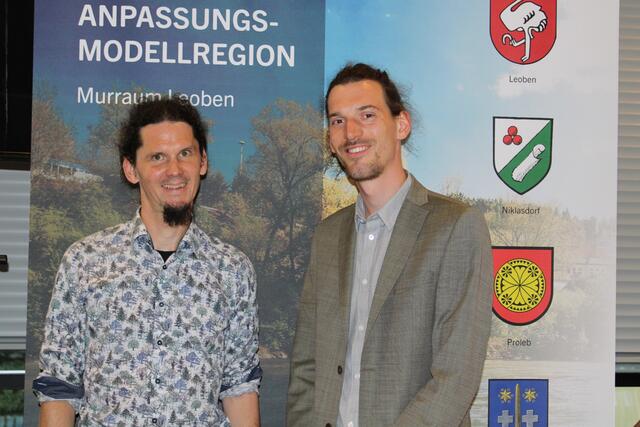 Michael Brenner-Fließer (li) von Joanneum Research und Simon Plösch, Manager der KLAR Murraum Leoben, luden die interessierte Bevölkerung zur Diskussion möglicher Maßnahmen gegen Hitzeinseln in den Museumsturm Leoben. | Foto: RegionalMedien Steiermark
