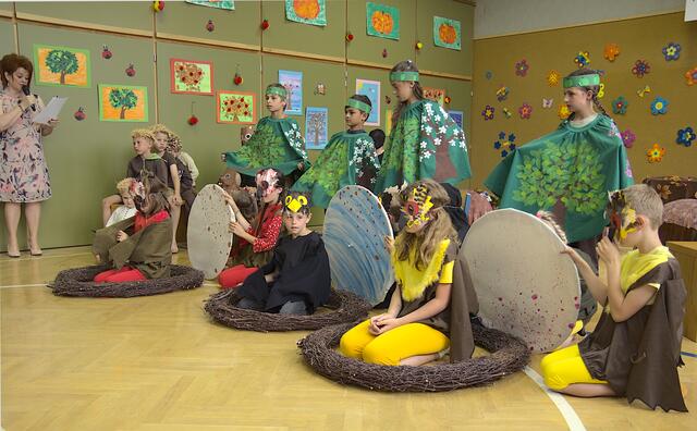 Mit der Aufführung des Musicals Der Apfelbaum“ von Mira Lobe  verabschiedete sich die Schulleiterin Erna Allerstorfer (l) zum Schuljahresende von ihren Kollegen, den Eltern und vor allem den Schülern in den Ruhestand. | Foto: Volksschule St.Stefan