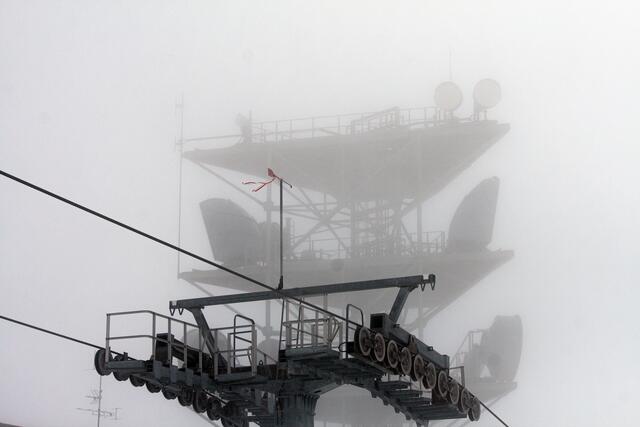 Windmessung im Nebel auf Plattform von A1- Funkmast. Am 8.5.23 wurde installiert bei nicht freundlichen Bergwetter!  | Foto: © by Ing. Günter Kramarcsik