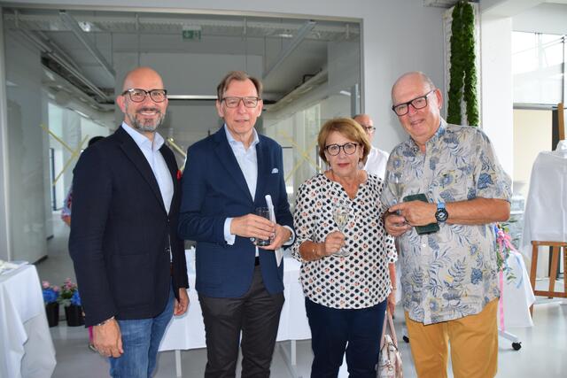 Kurt und Renate Hochsam, die für die Kerze mit dem Bild des Hlg. Camillus verantwortlich zeichnete mit Bundesrat Christian Buchmann und Bürgermeister Michael Schumacher.