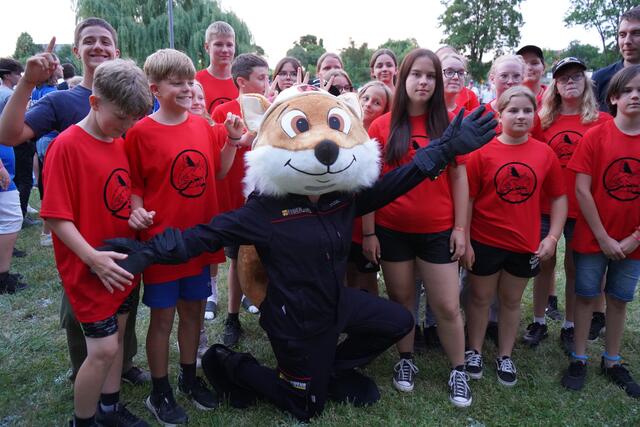 Zum 50. Jubiläum bekommt die burgenländische Feuerwehrjugend Maskottchen "Füxl" zum Geschenk | Foto: Andrea Glatzer