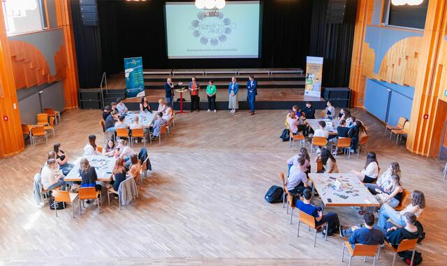 An vier Thementischen hatten die Jugendlichen die Möglichkeit mit Regionalpolitikern ihre Anliegen zu diskutieren. | Foto: Schindler