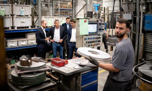 Staatssekretär Tursky besuchte den Technologiebetrieb Tyrolit in Schwaz.  | Foto: privat