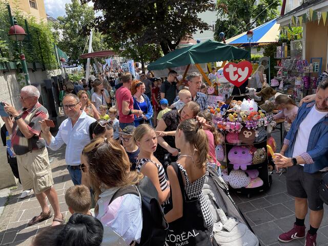 Kurz nachdem die letzte Schulglocke läutete ging es los und die Menschen strömten bei Sonnenschein in die Weizer Innenstadt zum Sommermarkt 2023. | Foto: RegionalMedien Steiermark