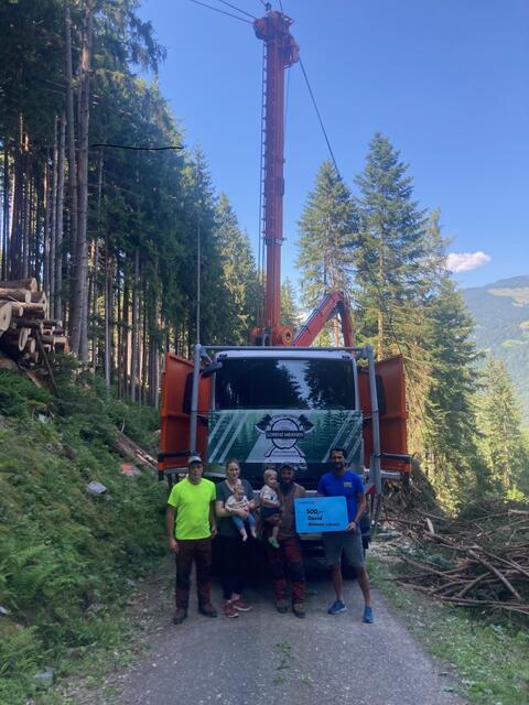 vlnr:
Mitarbeiter Firma Meixner
Chefin Kathrin mit Nachwuchs
Chef Lorenz mit Nachwuchs
Hauser Gerhard - Obmann ClimbingZoo | Foto: Climbingzoo
